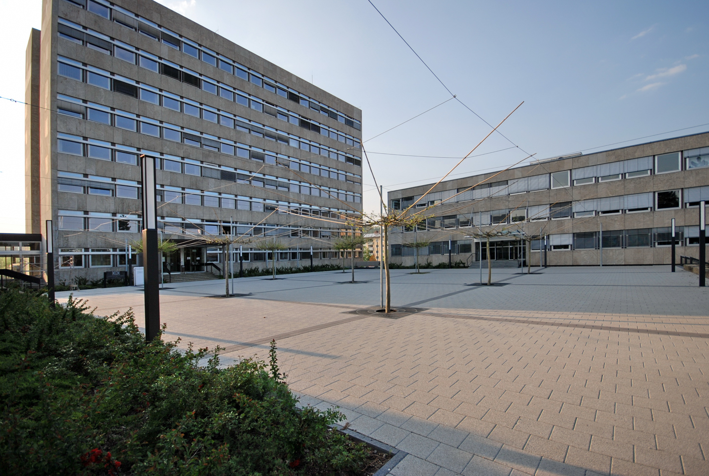 Gebäudekomplex vor der Sanierung Gebäudekomplex vor der Sanierung