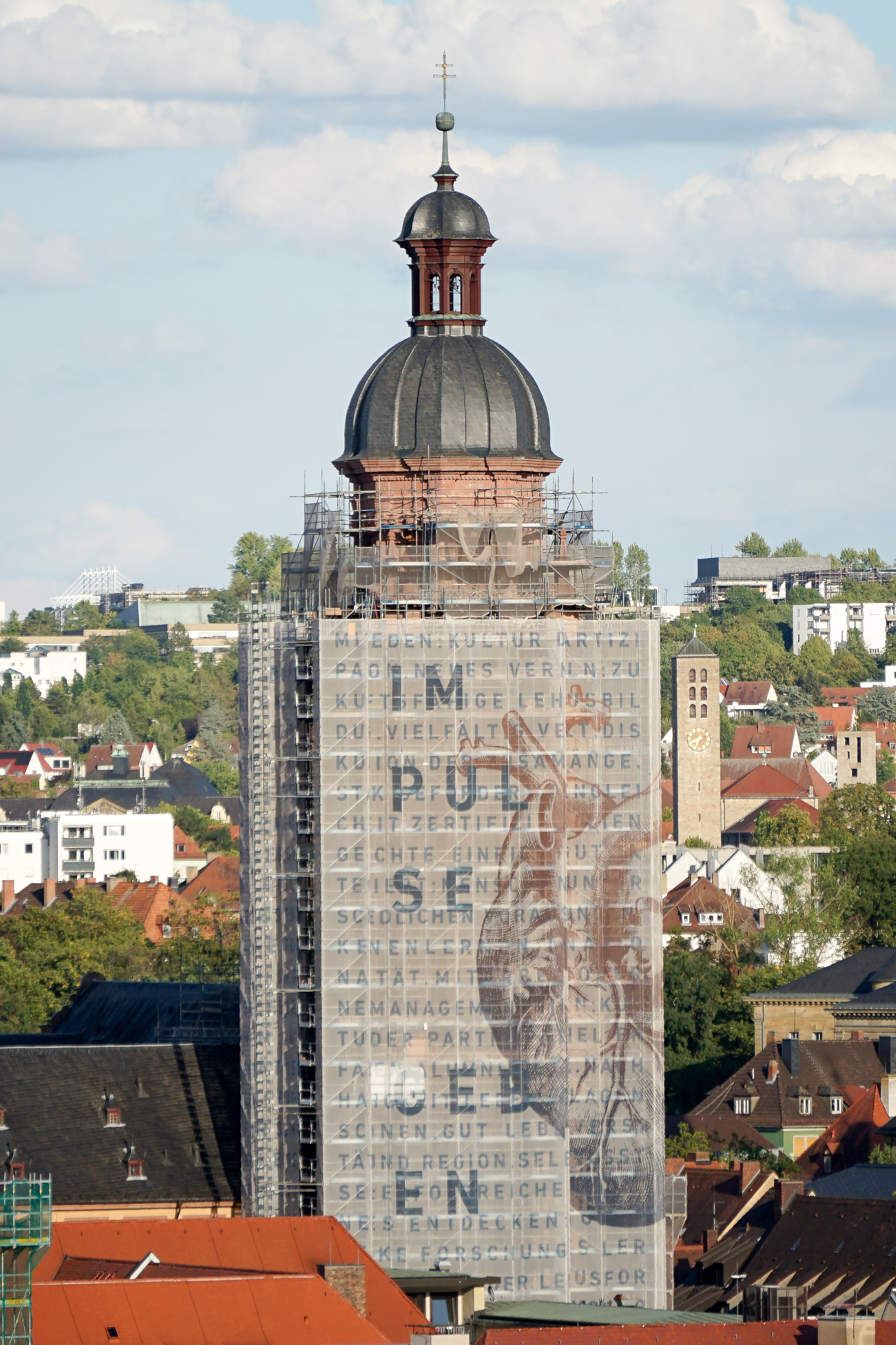 Derzeit zeigt sich der Neubauturm verhüllt Derzeit zeigt sich der Neubauturm verhüllt
