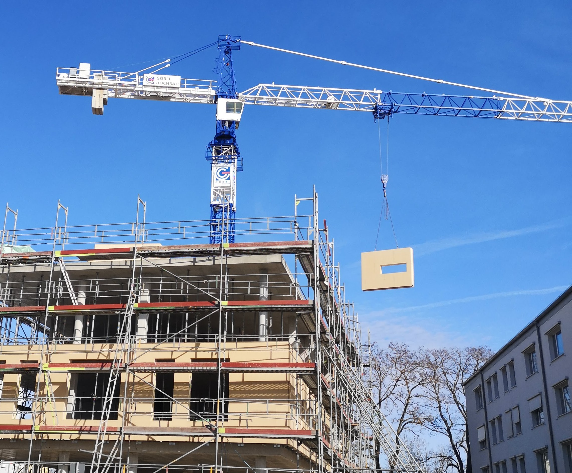 Einbau der vorgefertigten, elementierten Fassade in Holztafelbauweise Einbau der vorgefertigten, elementierten Fassade in Holztafelbauweise