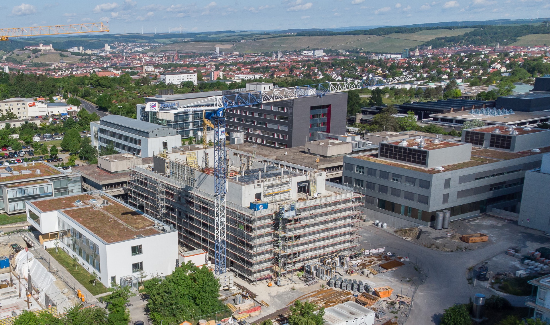 Das Luftbild zeigt den Gesamtkomplex des Chemiezentrums der Uni Würzburg – Das Luftbild zeigt den Gesamtkomplex des Chemiezentrums der Uni Würzburg –