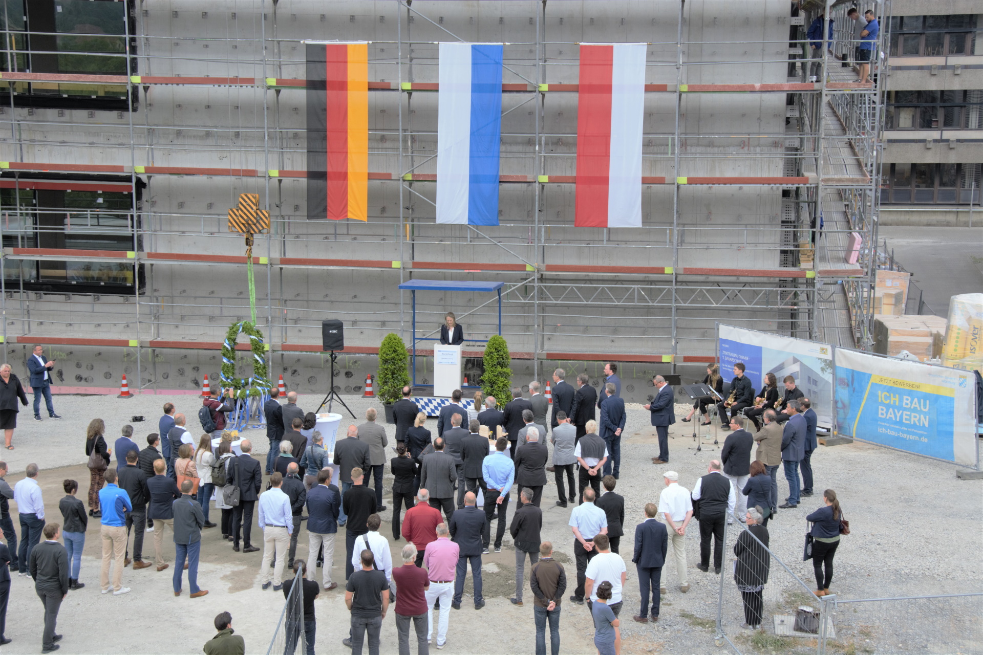 Begrüßung zum Richtfest durch Grit Liebau, stv. Behördenleiterin Staatliches Bauamt Würzburg Begrüßung zum Richtfest durch Grit Liebau, stv. Behördenleiterin Staatliches Bauamt Würzburg