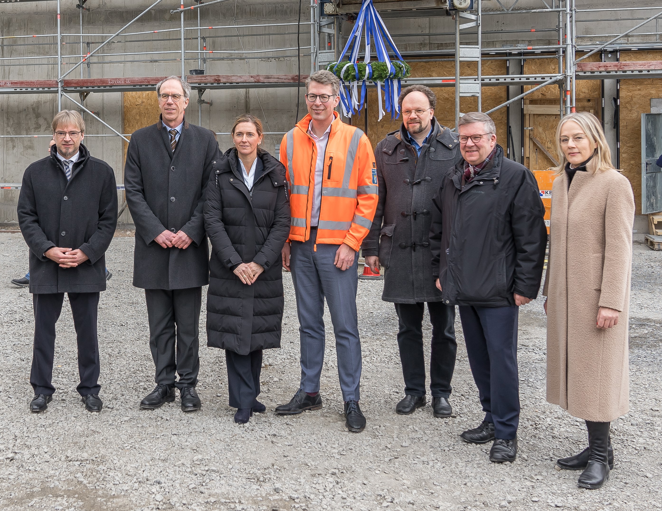 beim Richtfest für das Center of Polymers for Life (v.l.) Jürgen Groll, Paul Pauli, Judith Jörg, Wissenschaftsminister Markus Blume, Landtagsabgeordnete Patrick Friedl und Volkmar Halbleib sowie Grit Liebau beim Richtfest für das Center of Polymers for Life (v.l.) Jürgen Groll, Paul Pauli, Judith Jörg, Wissenschaftsminister Markus Blume, Landtagsabgeordnete Patrick Friedl und Volkmar Halbleib sowie Grit Liebau