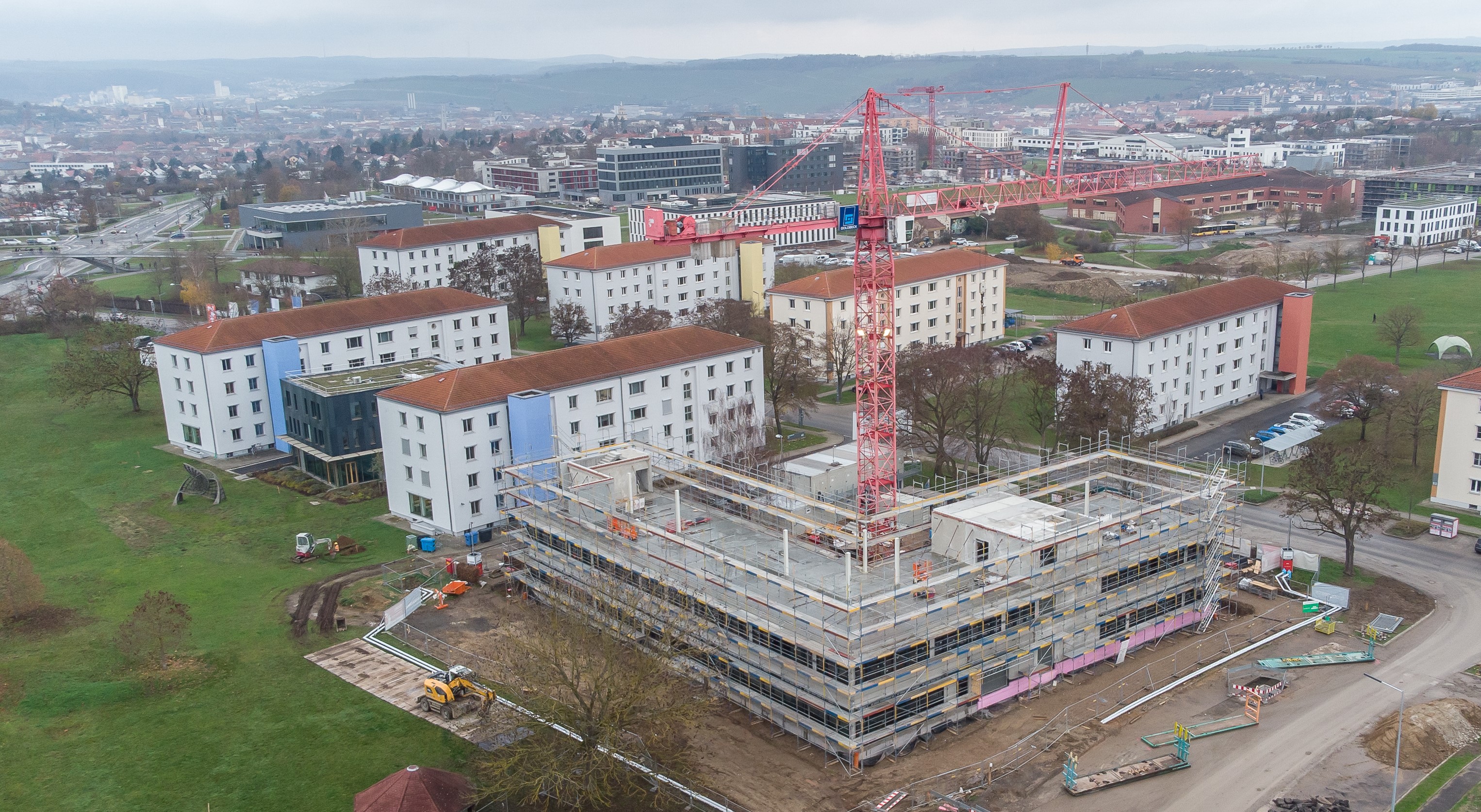 Das Luftbild zeigt einen Teil des Campus Hubland Nord der Universität Würzburg – im Vordergrund der Neubau für das neue Institutsgebäude Künstliche Intelligenz. Das Luftbild zeigt einen Teil des Campus Hubland Nord der Universität Würzburg – im Vordergrund der Neubau für das neue Institutsgebäude Künstliche Intelligenz.
