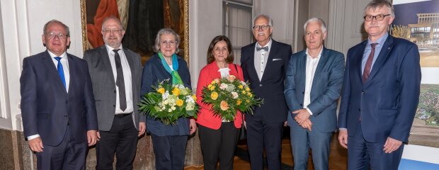 Nach dem Festakt im Fürstensaal der Residenz (von links) Regierungspräsident Dr. Eugen Ehman, neuer Behördenleiter des Staatlichen Baumt Würzburgs Dr.- Ing. Michael Fuchs mit Frau Wolf-Fuchs, Joachim Fuchs bisheriger Behördenleiter mit Frau Fuchs, Ministerialdirektor Dr. Thomas Gruber und der Kanzler der Universität Würzburg Dr. Uwe Klug