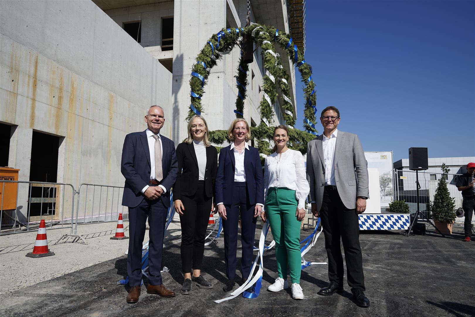 beim Richtfest für den Neubau der Strahlenklinik (v.l.) Prof. Dr. Ralf-Ingo Ernestus, Grit Liebau, Prof. Dr. Andrea Wittig-Sauerwein, Digitalministerin Judith Gerlach, und Martin Heilig beim Richtfest für den Neubau der Strahlenklinik (v.l.) Prof. Dr. Ralf-Ingo Ernestus, Grit Liebau, Prof. Dr. Andrea Wittig-Sauerwein, Digitalministerin Judith Gerlach, und Martin Heilig