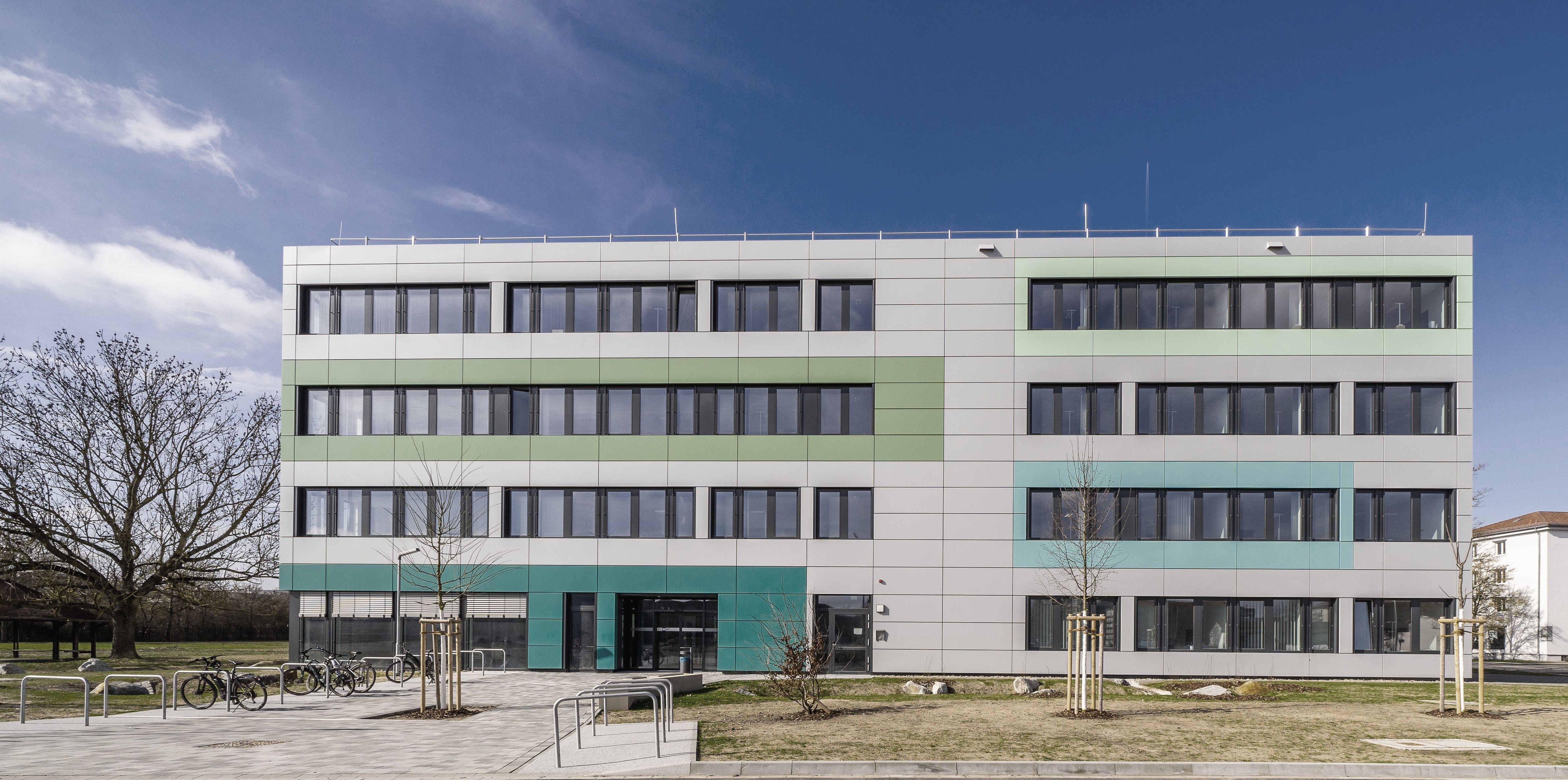 Ansicht von Osten mit Hauptzugang Ansicht von Osten mit Hauptzugang