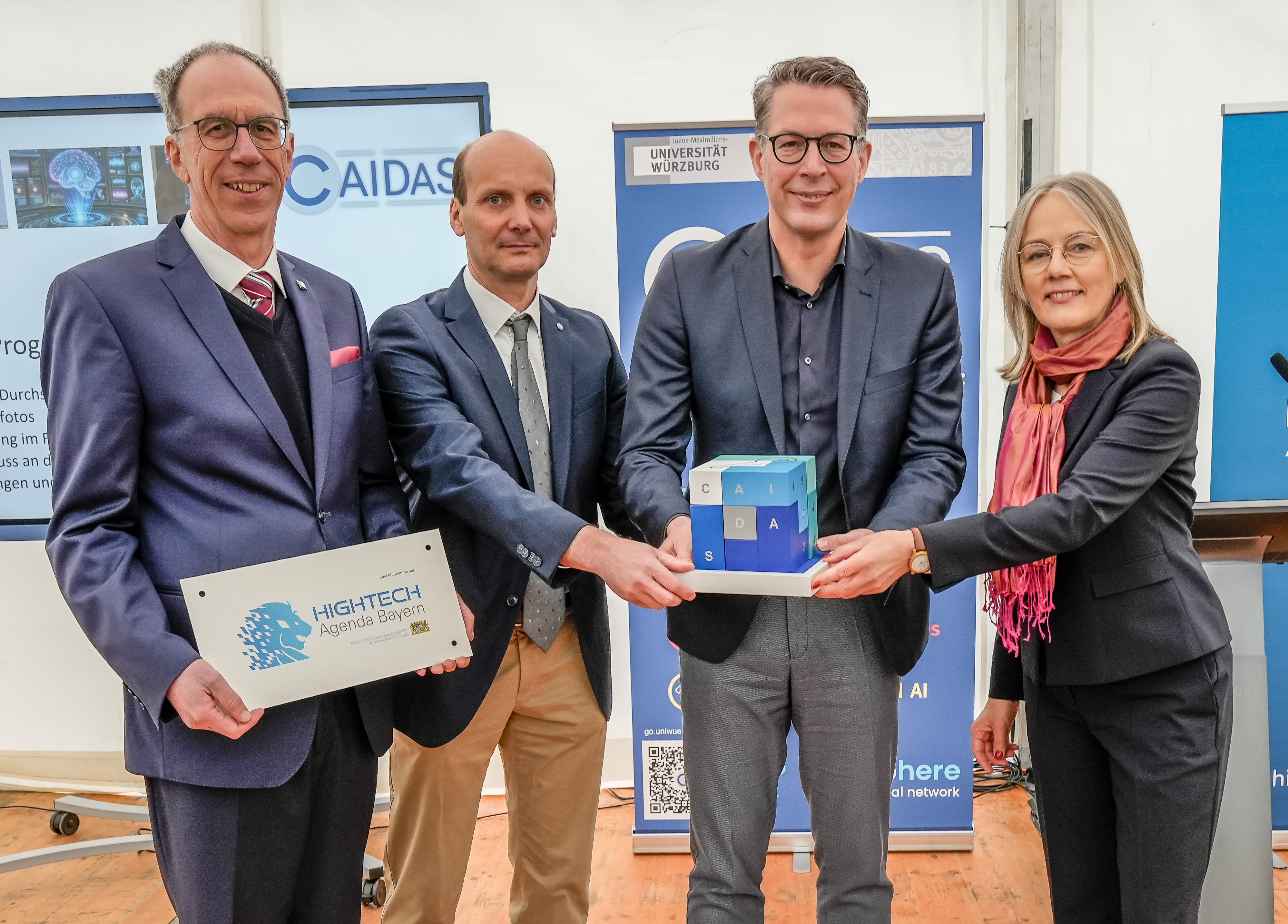 Prof. Paul Pauli, Andreas Hotho, Markus Blume und Grit Liebau (von links nach rechts) zur symbolischen Schlüsselübergabe Prof. Paul Pauli, Andreas Hotho, Markus Blume und Grit Liebau (von links nach rechts) zur symbolischen Schlüsselübergabe
