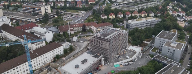 nicht zu übersehen ist die neue Strahlenklinik im Hang des Grombühler Klinikcampus – im Hintergrund zu sehen Kopfklinik, ZOM und ZIM 
