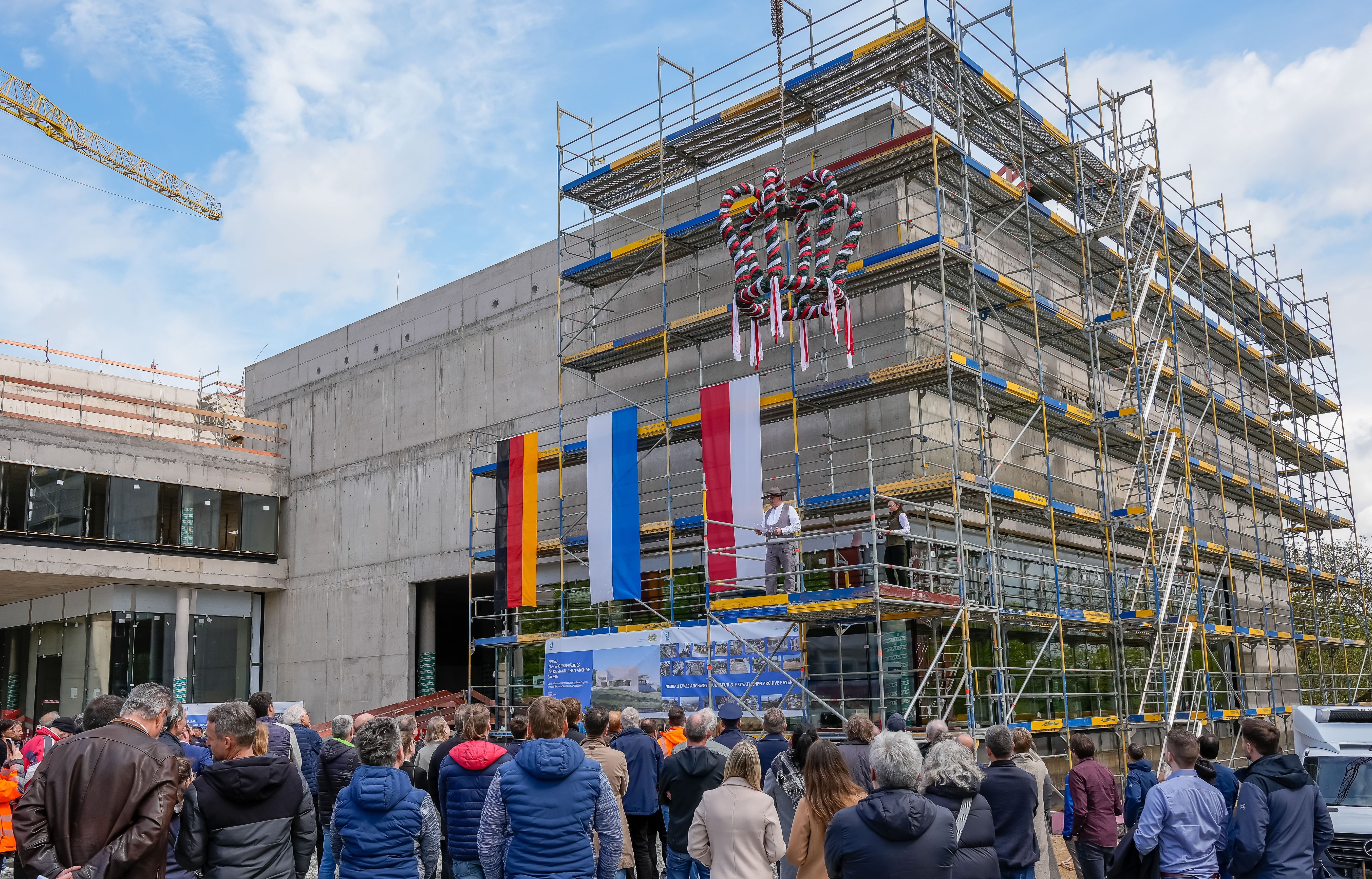 zahlreiche Gäste beim Richtspruch auf der Baustelle zahlreiche Gäste beim Richtspruch auf der Baustelle