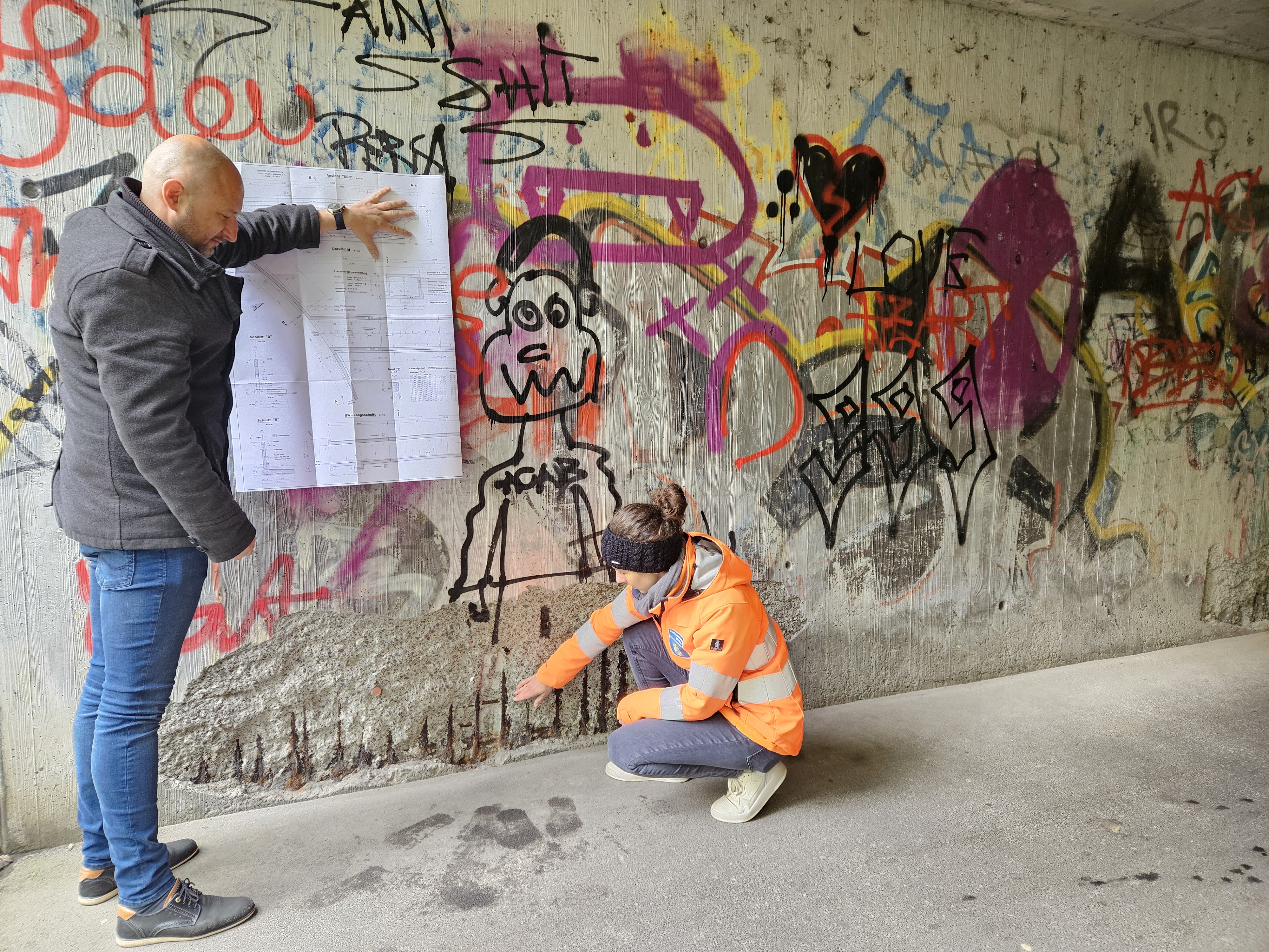 Projektleiterin Alexandra Kosch zeigt in einer Unterführung am Radweg am Greinbergknoten die Beschädigungen am Beton Projektleiterin Alexandra Kosch zeigt in einer Unterführung am Radweg am Greinbergknoten die Beschädigungen am Beton